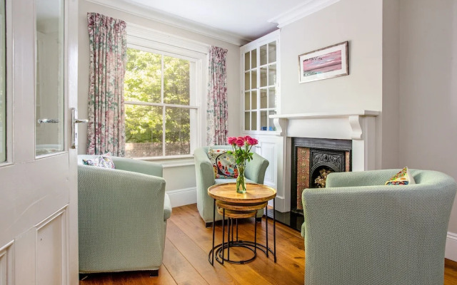 Peaceful Elevated Residential Area - Walk to City