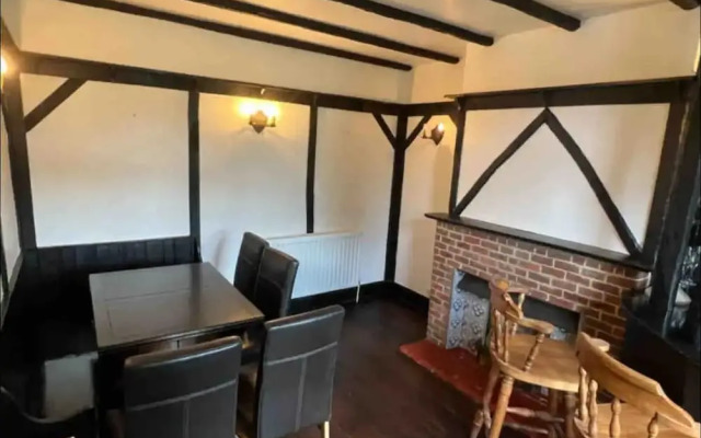 Large Riverside House in Wraysbury, Staines