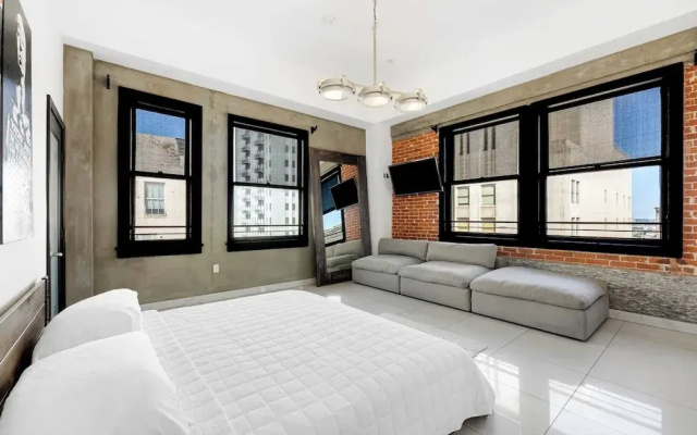 Skyline Lofts by Avantstay: a Multi-level Industrial-chic Retreat in Dtla With Rooftop Views, Soaring Ceilings & Steps to Dining, Music & Culture