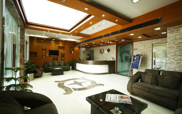 Emblem Hotel Sector 14 Gurgaon – Lobby – Gurugram