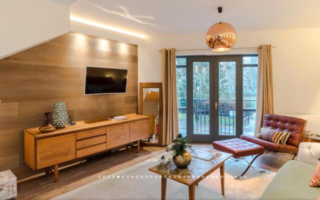 Neon Melody - Playful 2 bedroom by London Bridge