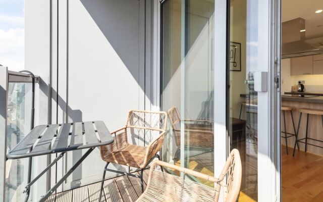 Chic 1 BDR W/balcony in Greenwich, 7mins to st