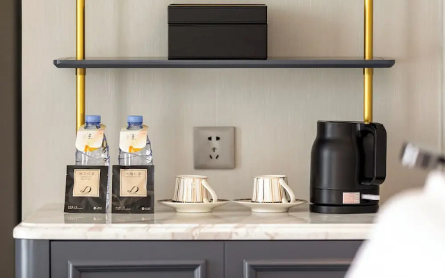 XANA Deluxe International Hotel Dongshankou Metro Station Branch