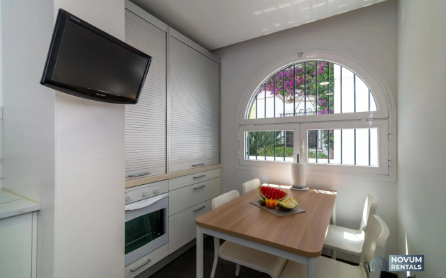 Modern 2 BDRM Apt with Sea Views and Pool