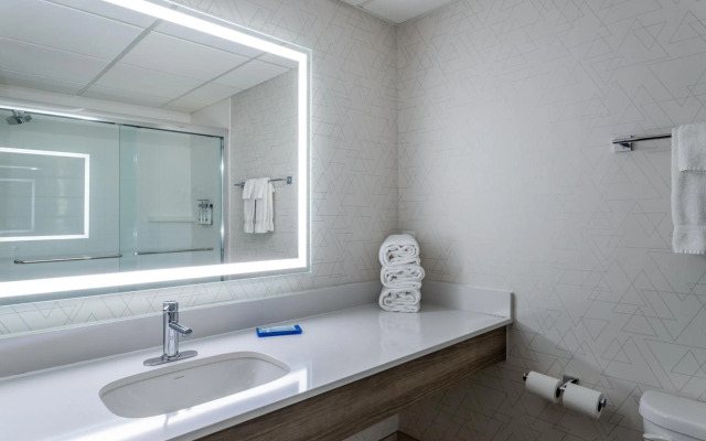 Holiday Inn Express & Suites Vadnais Heights by IHG