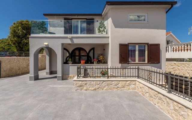 Goldie - 30 m From Beach - H