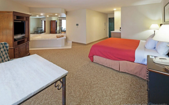 Country Inn & Suites by Radisson, Germantown, WI