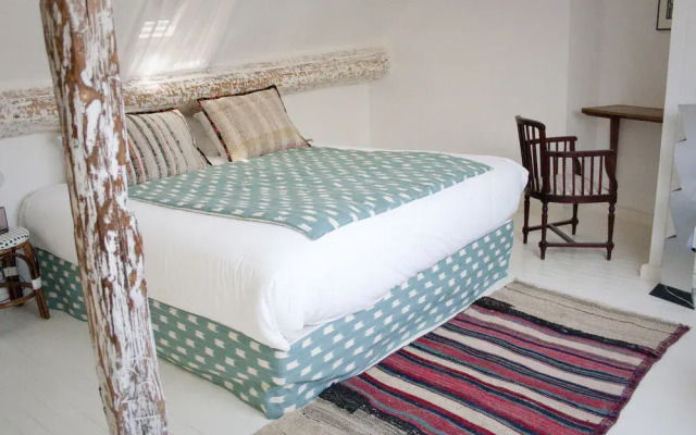 Le Petit Manoir Hotel