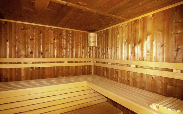 Luxorious Mansion in Saint-Preuil with Sauna