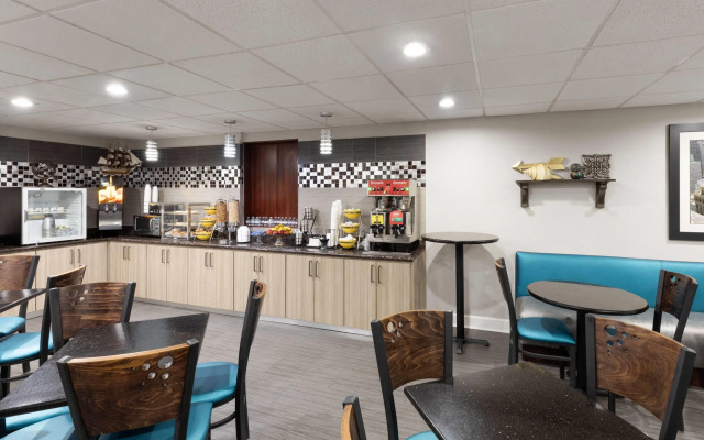 Days Inn & Suites by Wyndham Sam Houston Tollway