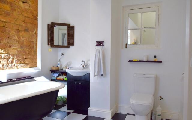 2 Bedroom House in Observatory Cape Town