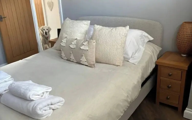 Spacious 4-bed House Close to LHR and London