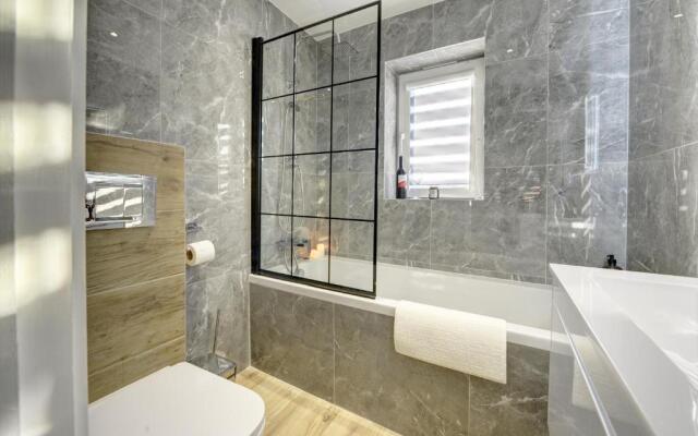 Modern 2BR House & Private Parking & Kid-friendly