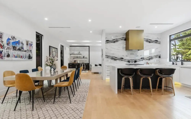Luxury Clarendon 4-BR Homestay - McVeigh