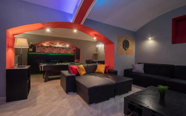 Party Underground with Pooltable