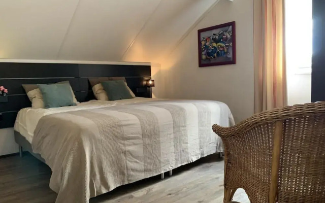 Spacious Bungalow Near Water