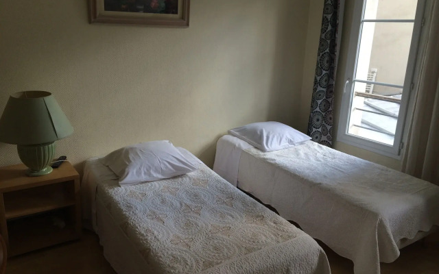 Au Royal Mad Hotel