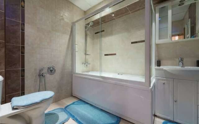 FM Deluxe 1-BDR Apartment with Balcony - Awesome Tub