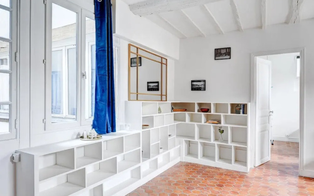 Bright 1BR Bastille Getaway - 4 Guests