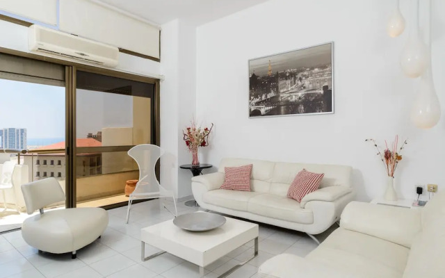 3BR Apt Steps from Sea W Parking