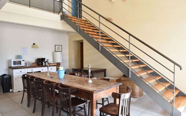 Spacious Mansion in Vinzelles with Swimming Pool