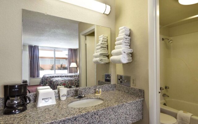 Days Inn White House