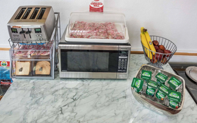 Super 8 by Wyndham San Marcos