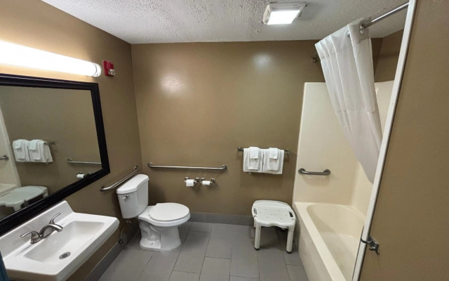 Quality Inn & Suites Woodstock near Lake Geneva