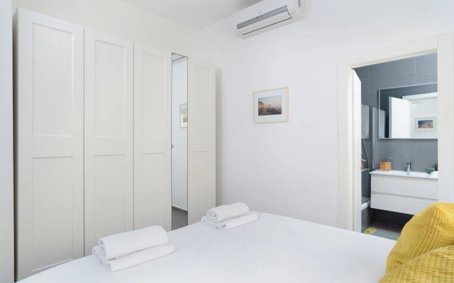 New & Bright 2BR with Balcony near Beach