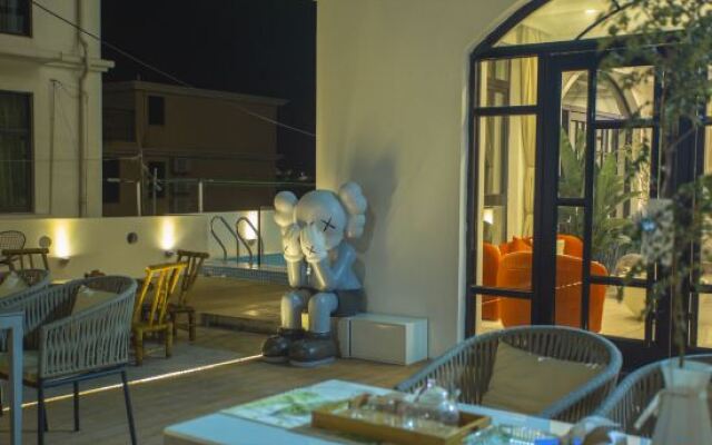 Shengsi Z·Encounter light luxury swimming pool resort