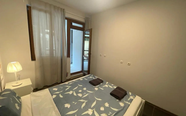 Top Center 2-BR Apartment with lovely Outdoor Area