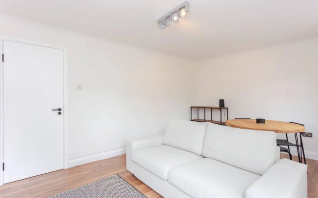 Bright 2 Bedroom House in Stratford With Garden