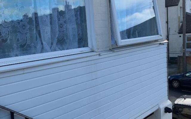2 bed 1st floor Apartment-own entrance & parking