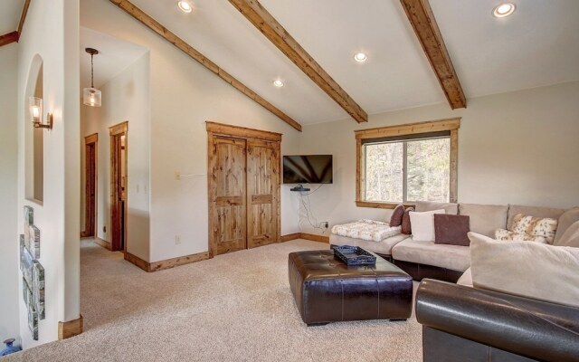 Mountain View Lodge 4 Bedroom Home by RedAwning