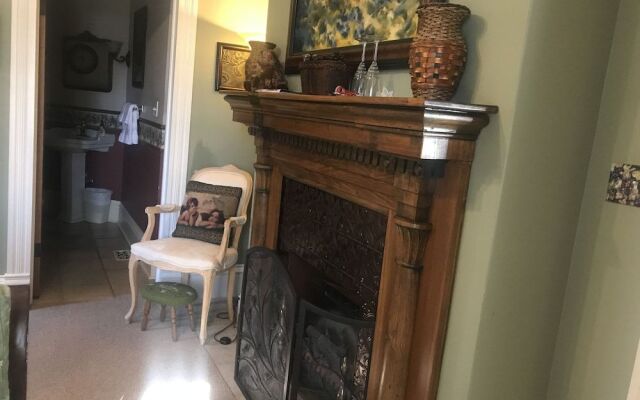 Historic Iron Horse Inn