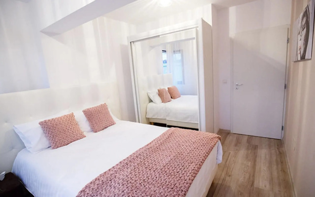 Metropolitan Iassium Luxury Suites