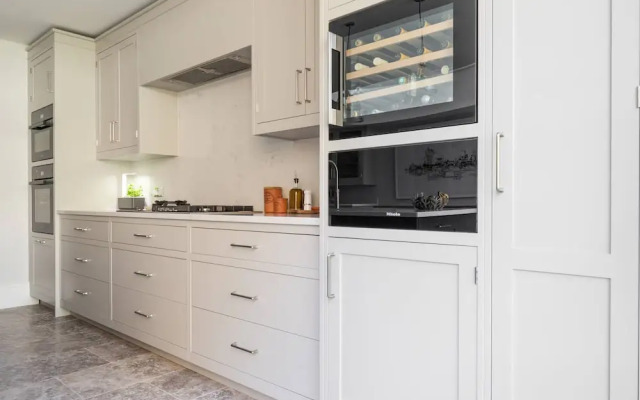 Crondace Road by Onefinestay