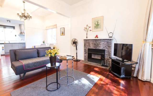 Heritage 4 Bedroom Bungalow – Guest Rooms – Auckland