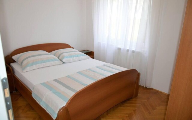 Stunning 2-bed Apartment in Okrug Gornji