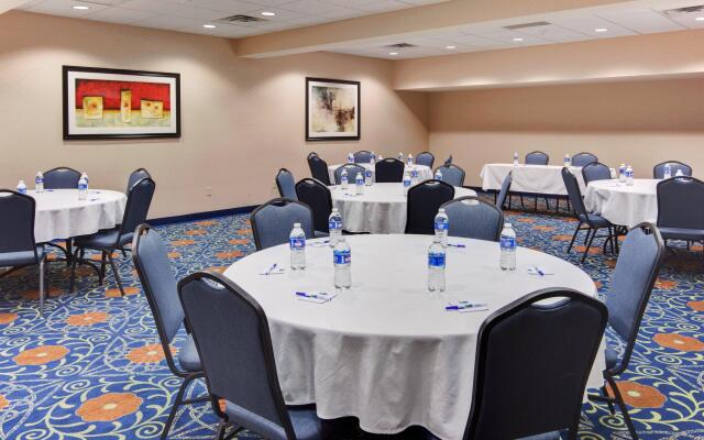 Holiday Inn Express Hotel & Suites Detroit-Novi by IHG