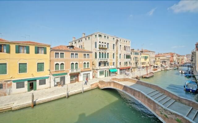 Luxury Balcony Apartment