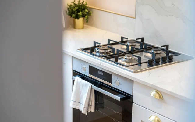 Elegant Flat Near Notting Hill by Underthedoormat