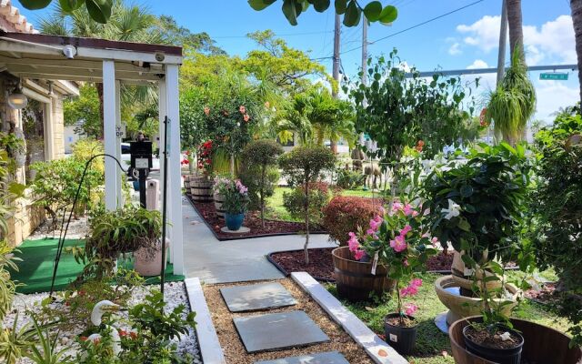 Barefoot Mailman Inn & Suites