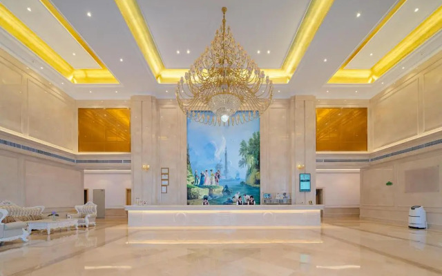 Vienna International Hotel Qishi Center Branch in Dongguan, Guangdong.
