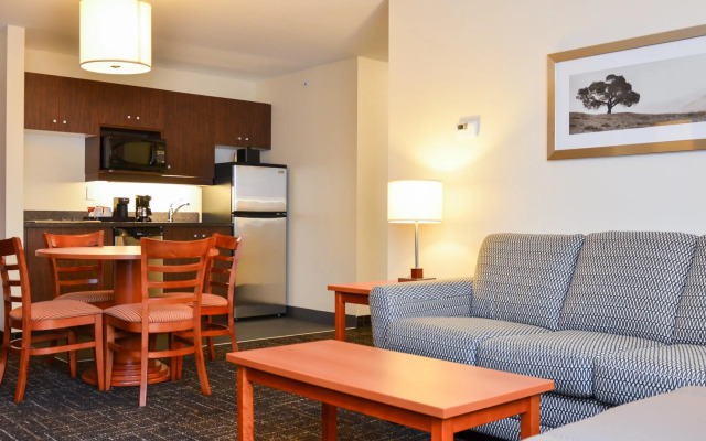 Best Western Thompson Hotel & Suites