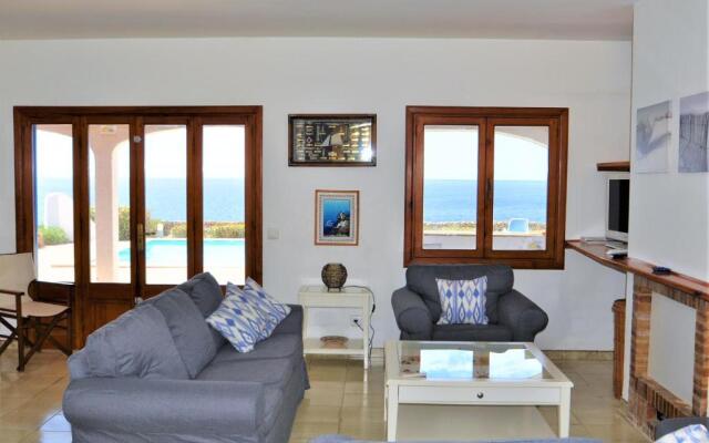 VILLA HELIOS Villa en Cala Pi con vistas despejadas