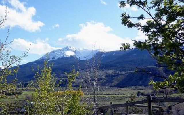 Yellowstone Basin Inn