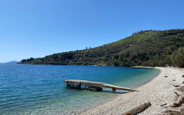Villa Nikolakis Kerasia, on the beach