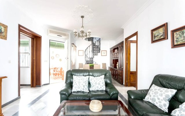 House with 6 Bedrooms in Villamanrique de la Condesa, with Private Pool And Enclosed Garden - 43 Km From the Beach