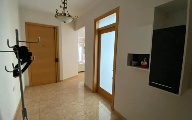 May Flower: Modern Flat close to Airport/Bus Stops